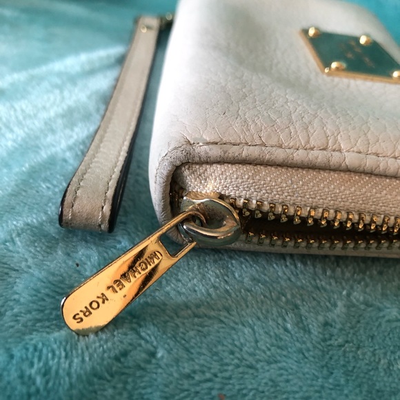 Michael Kors crème soft leather hobo and matching checkbook wallet/wristlet - Picture 2 of 7